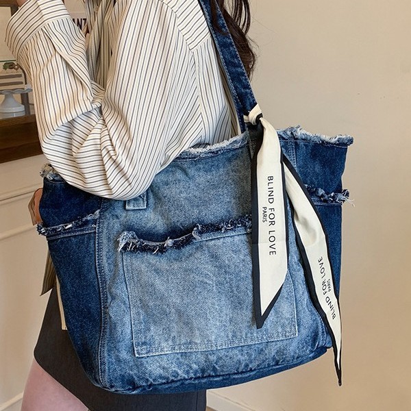 The 2025 new retro denim bag, large-capacity tote bag, single-shoulder bag, casual underarm handbag, and computer bag trend details Picture