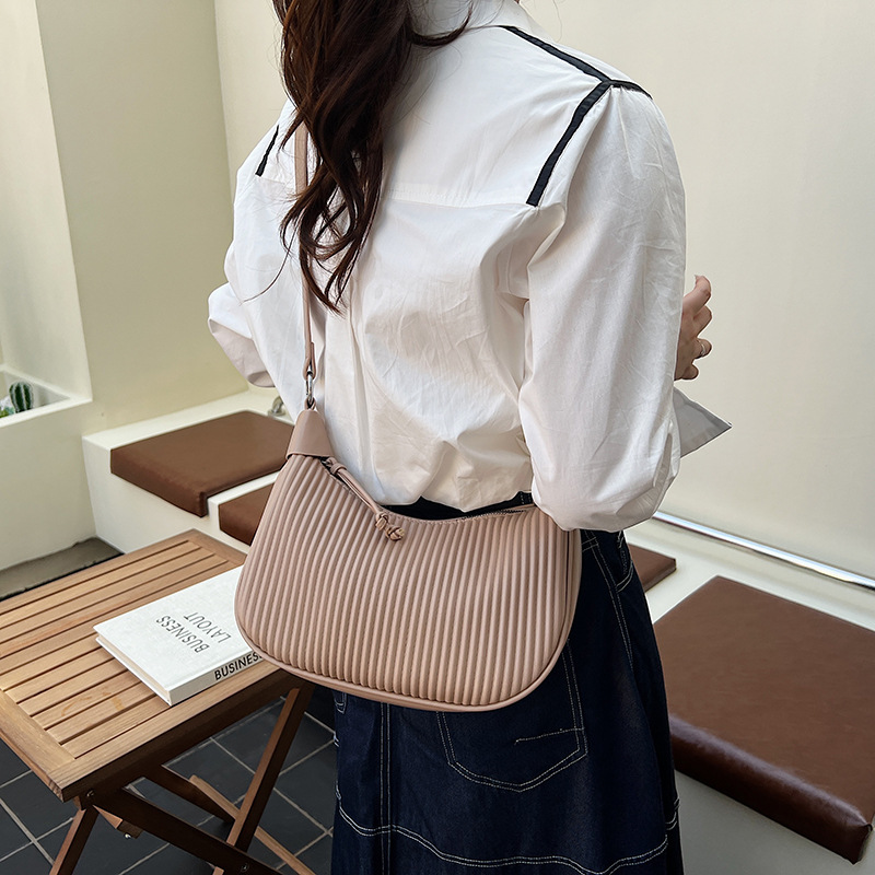 Cross-border women's bag, fashionable underarm bag, 2025 new style, versatile handbag, high-end shoulder bag, elegant crossbody bag Application Scenario