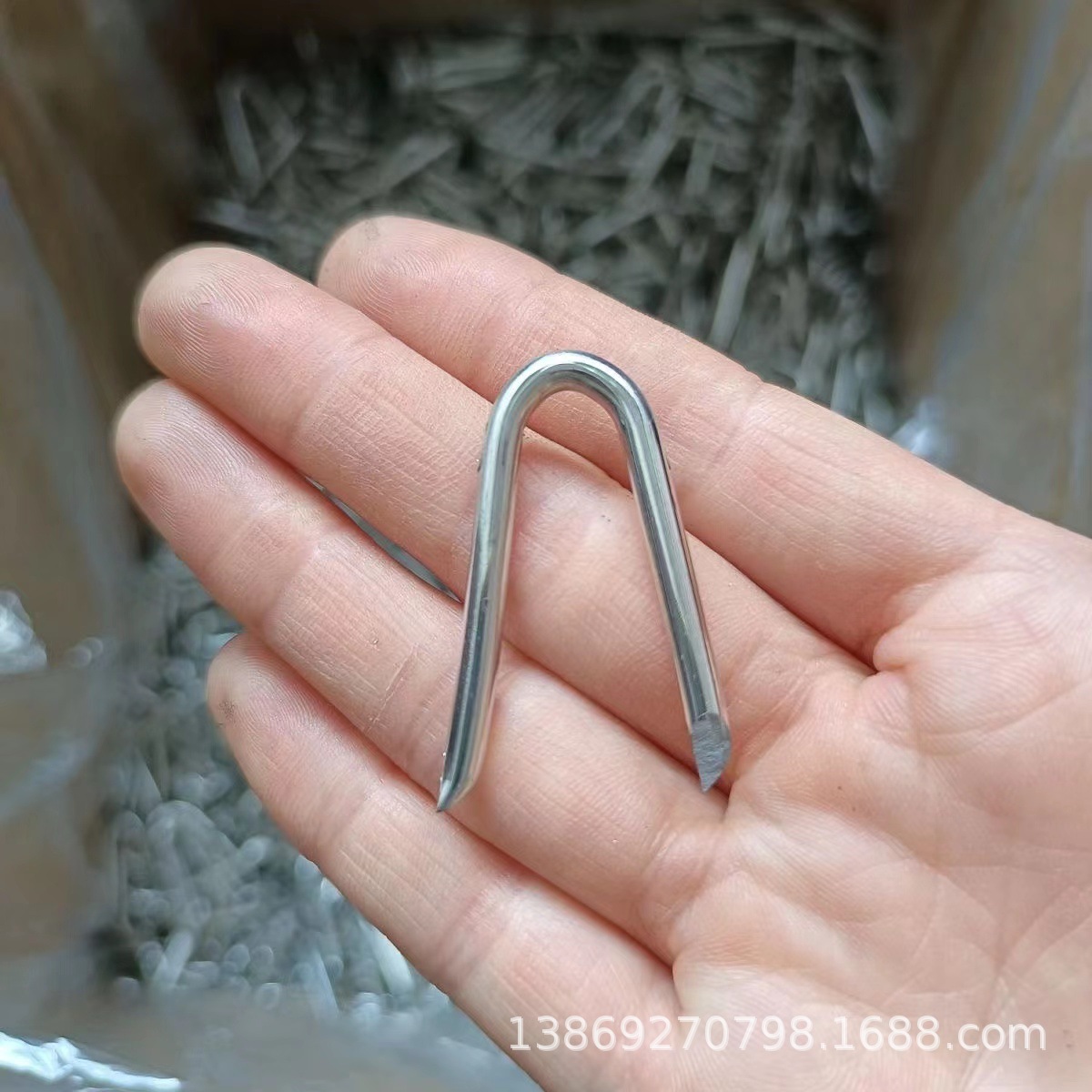 Special nails for galvanized wood piles, saddle nails, fastening nails, U-shaped iron nails, V-shaped nails, and pointed nails at both ends are supplied from the source Application Scenario