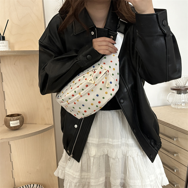 The new and unique saddle bag is an Instagram-style Japanese street fashion with a niche design. It is a stylish and elegant crossbody bag Application Scenario