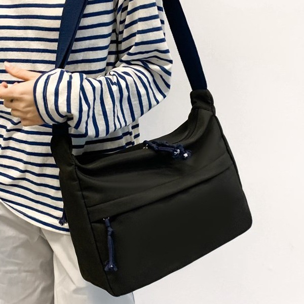 A large-capacity single-shoulder crossbody bag for fashionable commuting, a casual tote bag for female students attending classes, and a casual and stylish underarm bag Application Scenario
