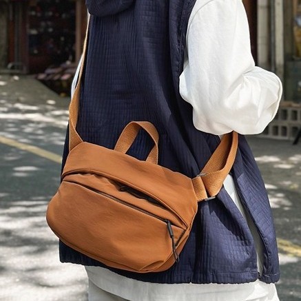 This high-quality nylon fabric crossbody bag is a versatile and casual student mobile phone chest bag for couples Specification drawing