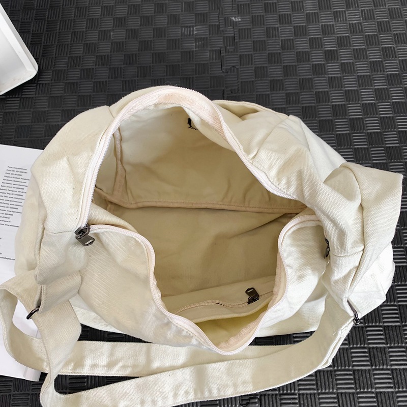 Large-capacity washed canvas bag, pleated casual crossbody bag, Japanese-style simple commuting single-shoulder bag, casual tote bag Application Scenario