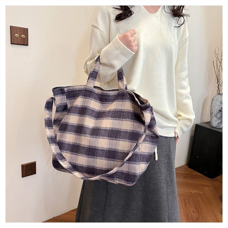 New checkered bags for Spring/Summer 2025, trendy and cute student single-shoulder bags, large-capacity tote bags for women details Picture