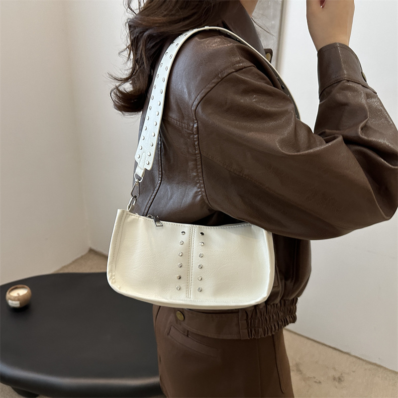 A casual lady's simple 2024 autumn retro fashion rivet simple broadband single-shoulder crossbody small square bag details Picture