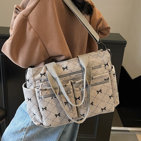 A large-capacity tote bag for work commuting, a new cross-border trendy and simple women's single-shoulder bag, a stylish and versatile bag for women Application Scenario