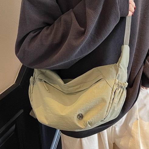 A new lightweight crossbody bag with a large capacity nylon bag for women, a casual and sporty dumpling bag for commuting to work Application Scenario