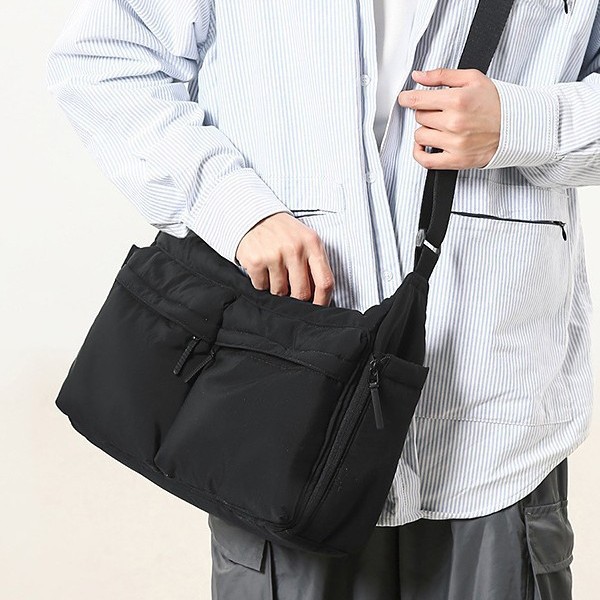 A new, trendy and casual Korean-style underarm bag with a large capacity and single-shoulder commuter tote bag from a niche handbag brand Specification drawing