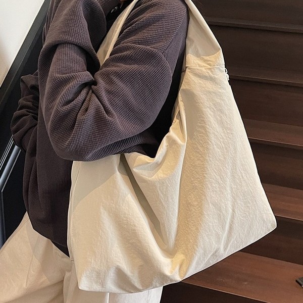 New large-capacity tote bag for women, simple solid color, niche and laid-back style single-shoulder bag, casual commuting and shopping fabric bag details Picture