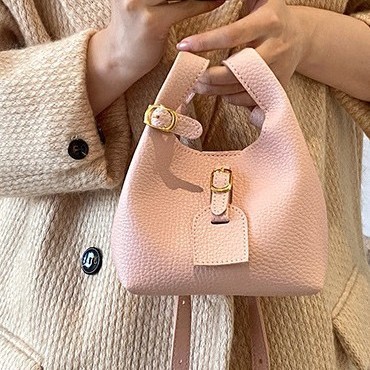 The 2024 new mini bucket bag with a contrasting color for the vegetable basket is a high-end, ins style, lightweight and versatile single-shoulder crossbody bag Application Scenario