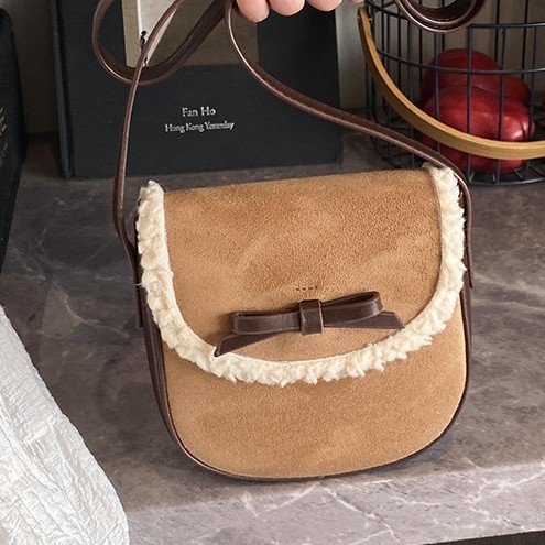 Color-blocking fashionable bow crossbody bag 2025 new matte texture plush backpack, a niche design handbag details Picture