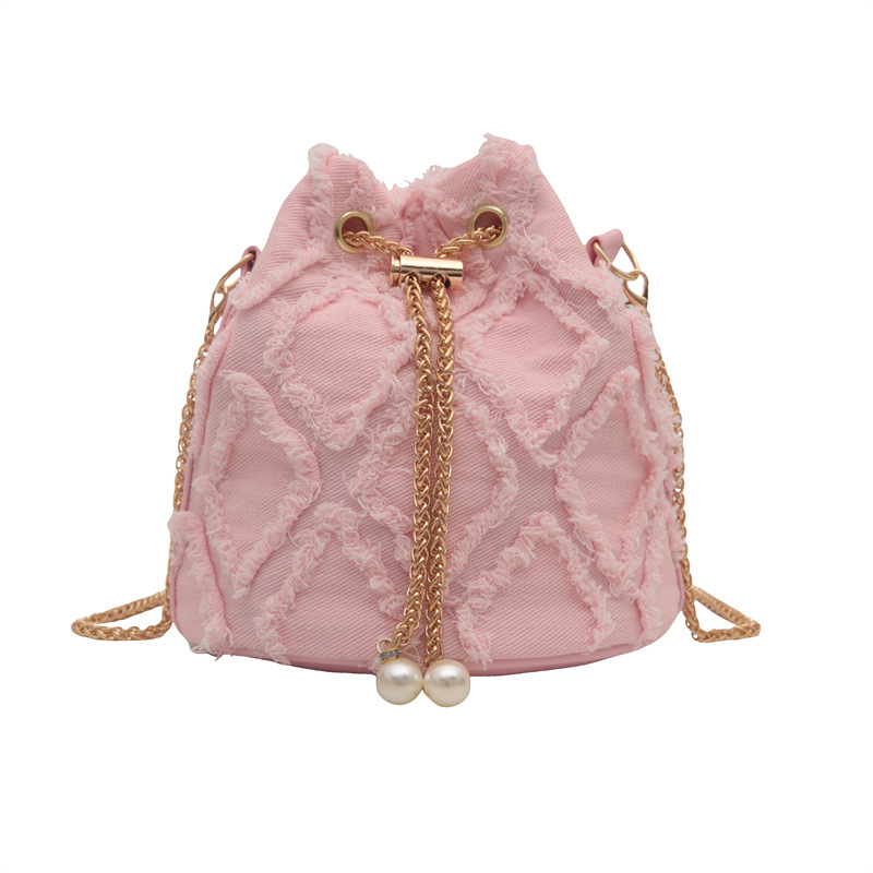 A trendy and stylish diamond-patterned embroidered crossbody bag for the autumn of 2024, featuring a simple and retro chain single-shoulder bucket bag Item Picture