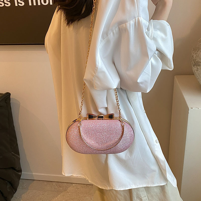 The 2024 new dinner bag is stylish, trendy, casual and fashionable. It's a unique chain single-shoulder crossbody bag for women details Picture