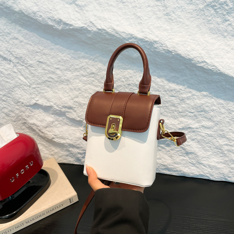A high-quality underarm small bag for women, a new Spring 2025 fashionable and versatile single-shoulder bag with a niche design and a patchwork phone case full figure