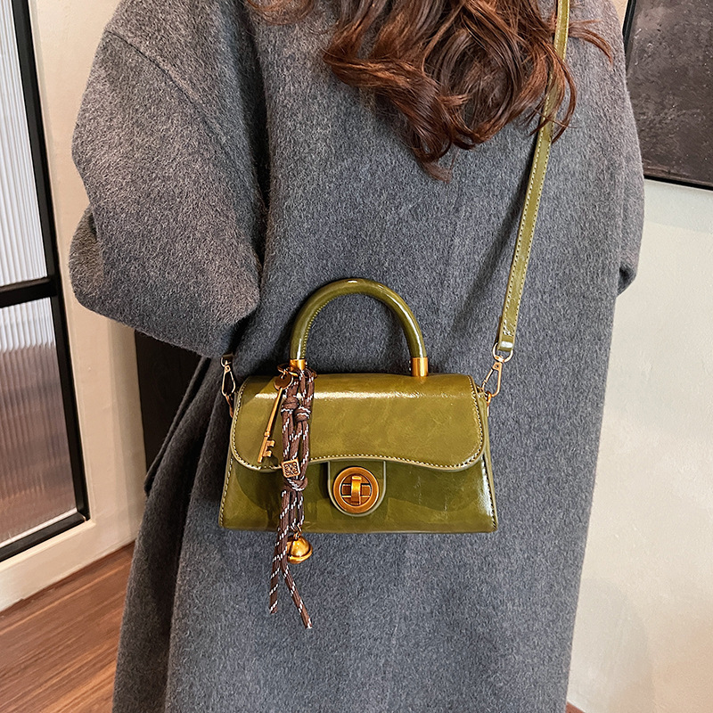 High-end oil wax leather retro bag for women 2024 new style, trendy and versatile crossbody bag, fashionable single-shoulder hand-carry small square bag Application Scenario