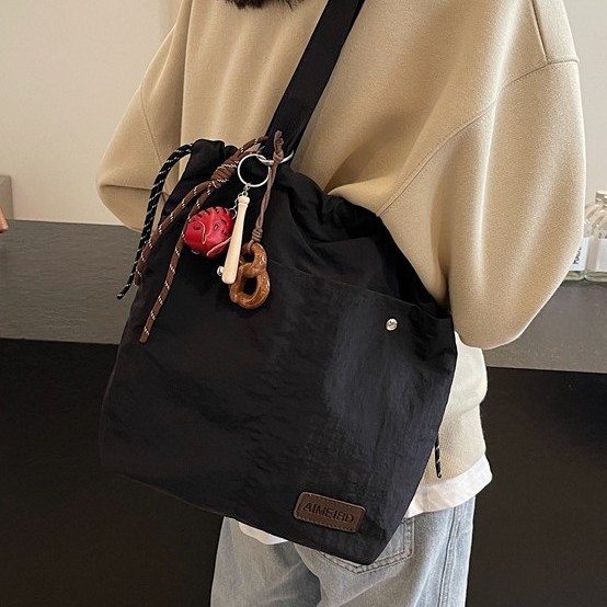 Versatile, large-capacity, fashionable and casual single-shoulder bag, 2024 new laid-back style bucket bag, tote bag for work and commuting full figure