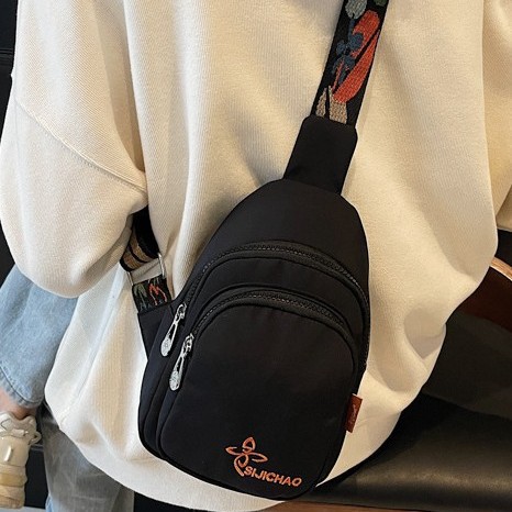 New fashionable chest bag, small and lightweight single-shoulder bag, unisex small bag, high-end quality women's crossbody bag Application Scenario