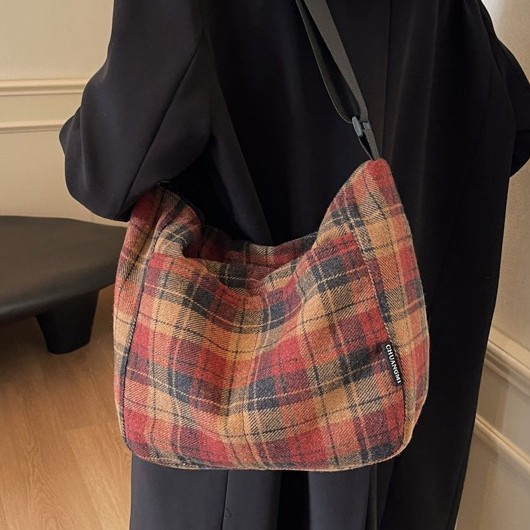 Retro Tote bag 2024 Winter new style contrasting color woolen large-capacity crossbody bag, fashionable and versatile single-shoulder bag for women Application Scenario