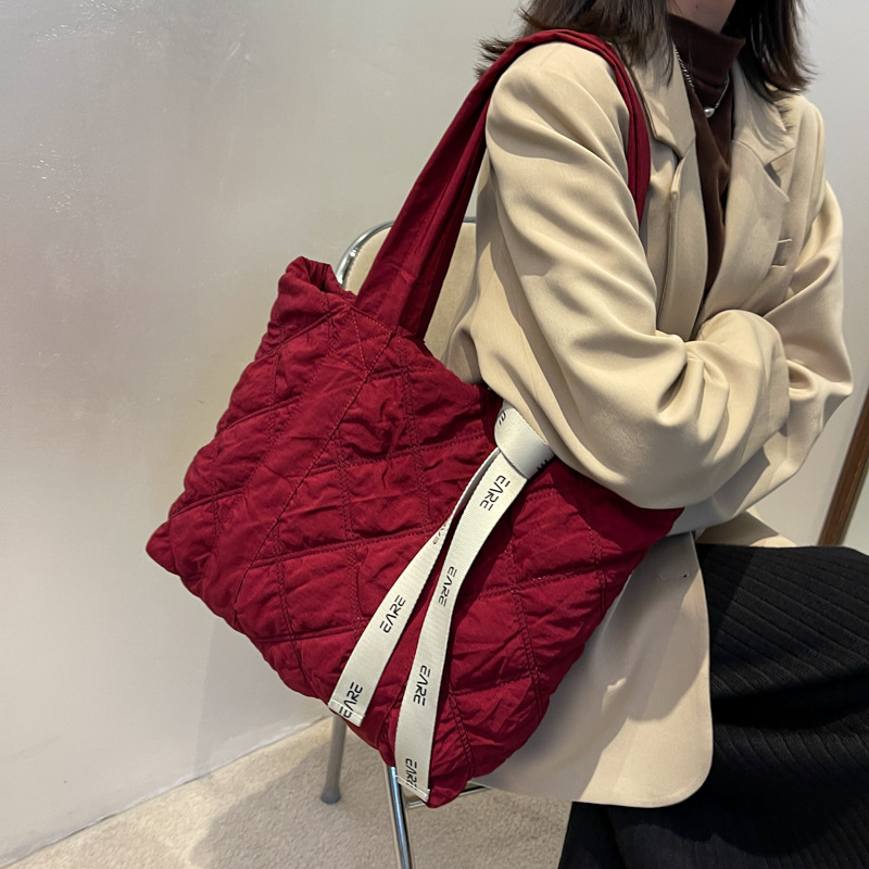 Large-capacity cotton jacket bag, tote bag, 2021 new style simple single-shoulder bag, handbag, autumn and winter embroidered thread commuting large bag details Picture