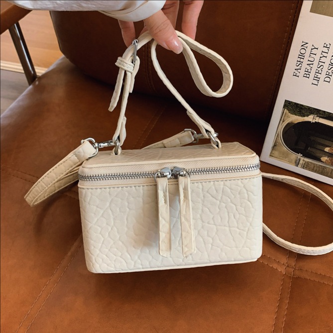 2025 New Korean-style fashionable box bag, women's stylish, light luxury, large-capacity crossbody bag, trendy solid color single-shoulder bag full figure