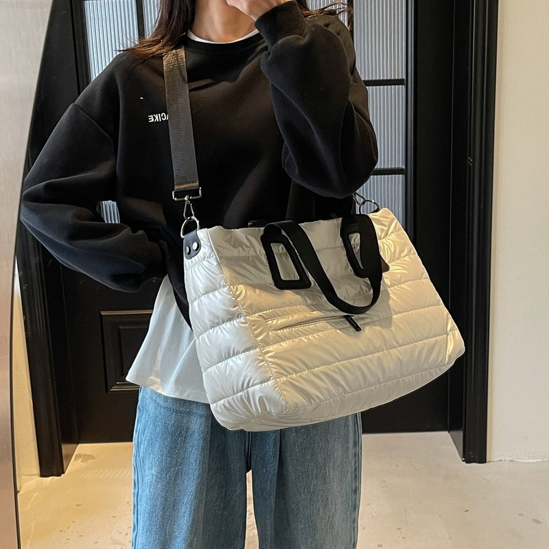 New women's sports and fitness bag, large-capacity Korean-style fashionable single-shoulder travel bag, simple and lightweight boarding crossbody bag details Picture
