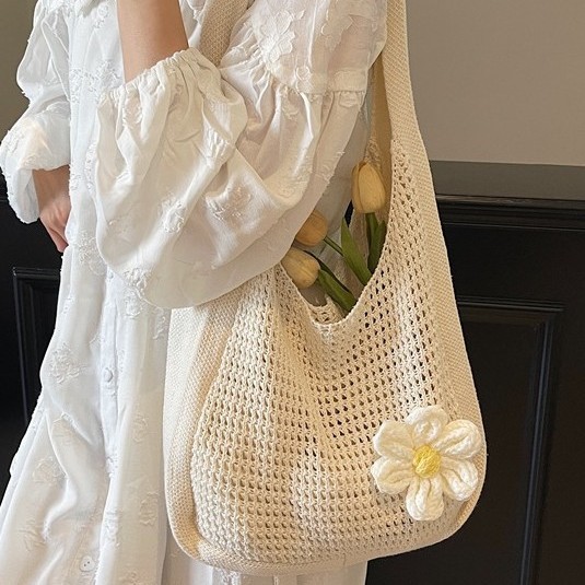 Flower-shaped bag, large-capacity woven and hollowed-out underarm tote bag, new summer commuter bag for women 2025, beach bag Application Scenario
