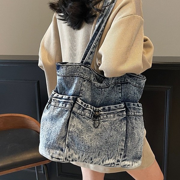 This is a stylish and retro single-shoulder bag for women, a sweet and elegant lady's feng shui wash denim tote bag with a large capacity details Picture
