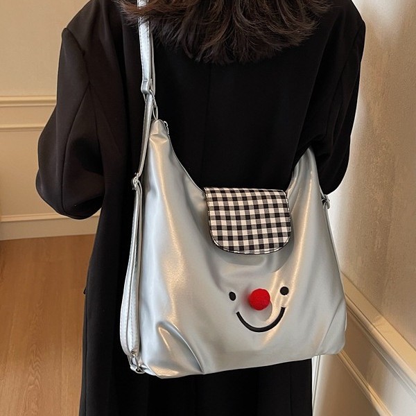 Cross-border cartoon niche women's bags for autumn and winter 2024: backpacks, single-shoulder bags, large-capacity tote bags, crossbody commuter bags Application Scenario