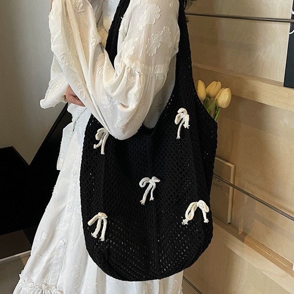 Fashionable bow hollowed-out woven bag, mesh bag for women, large-capacity single-shoulder vacation beach bag, lightweight fabric commuting bag Application Scenario