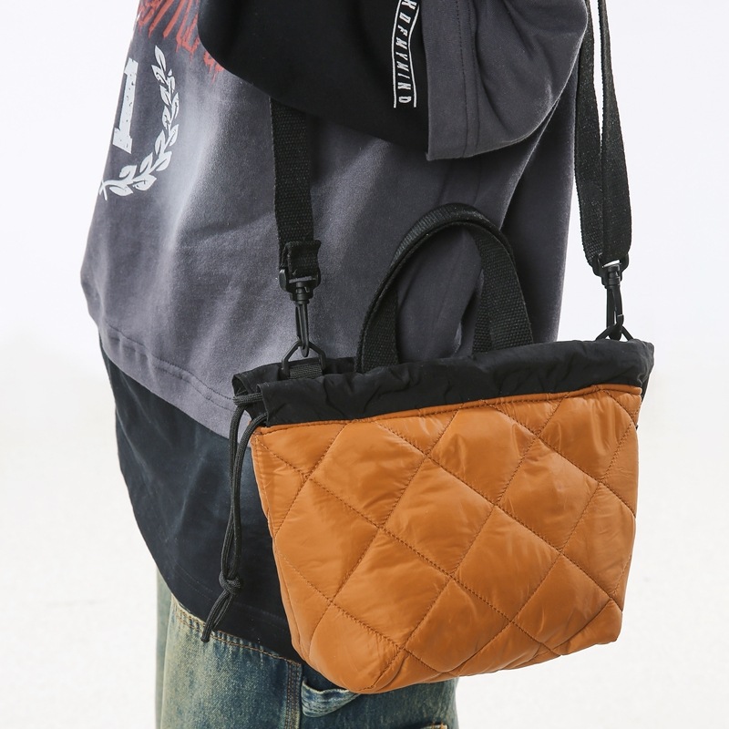 The high-end autumn and winter new crossbody bag with thickened diamond-shaped design, single-shoulder bag for commuting and casual use, drawstring bucket phone bag details Picture