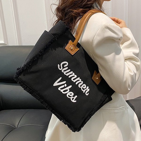 The 2025 new Korean-style letter-fringed canvas bag for women, a large-capacity, simple commuting student single-shoulder tote bag Specification drawing