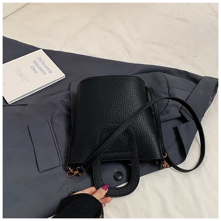 This retro-textured small handbag is a new autumn/winter 2024 collection for women. It is a high-end, stylish and versatile commuter crossbody bag Application Scenario