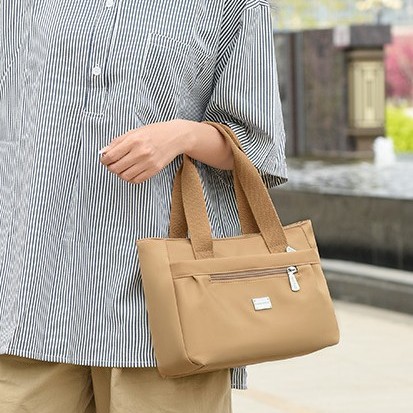 This year, Korean-style handbags are in vogue. The new spring 2025 collection is versatile and stylish, featuring a single shoulder and underarm bag details Picture