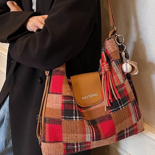 A new 2024 autumn and winter versatile commuter single-shoulder crossbody bag with a simple and casual soft surface and large capacity, featuring a checkered pattern on both shoulders full figure