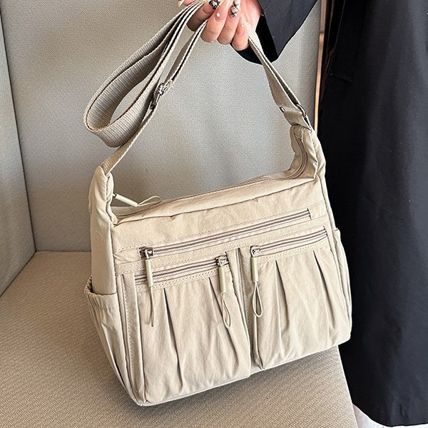 New fashionable single-shoulder crossbody bag design, pleated large-capacity nylon fabric bag, women's casual bag with multiple compartments details Picture