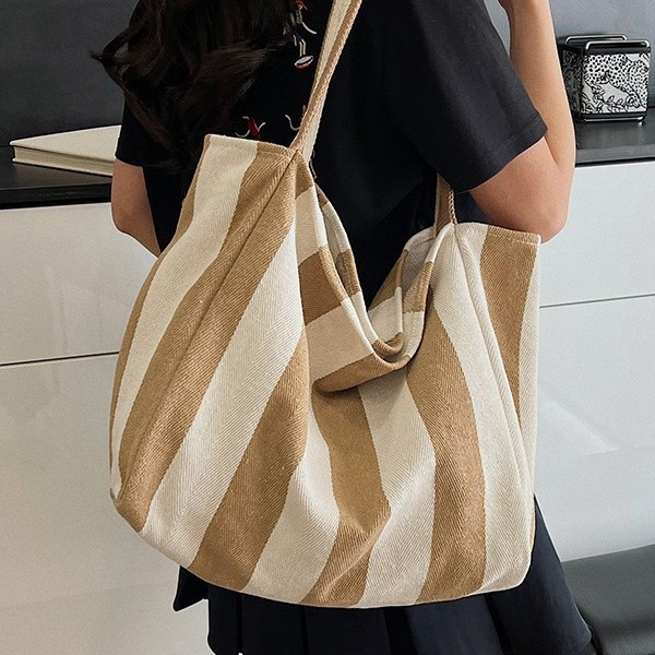 The new stylish, fresh and color-blocking striped beach bag is a must-see summer casual large-capacity tote single-shoulder bag Application Scenario