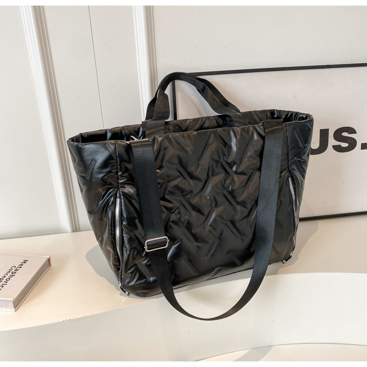 Large-capacity handbag for women, 2024 winter new retro casual shoulder bag, fashionable tote bag, commuter women's bag full figure