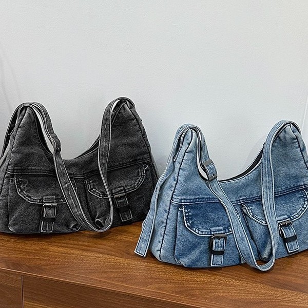 Large-capacity tote bag, simple and casual travel large bag, women's 2025 summer new style high-end denim crossbody bag Application Scenario