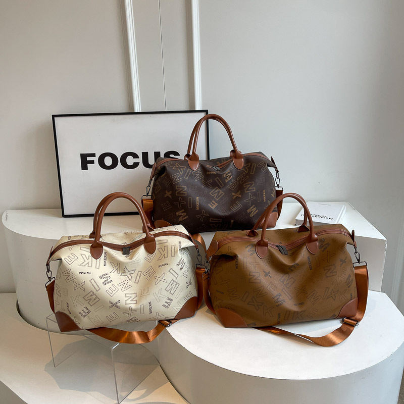 Fashionable letter-printed single-shoulder travel bag, large-capacity portable sports and fitness bag, business trip commuting carry-on handbag Application Scenario