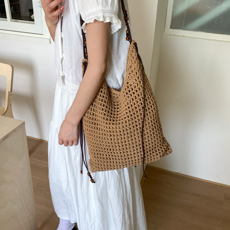 Hollowed-out woven fashionable large-capacity bucket bag for women, new summer 2025 vacation style, beach and seaside straw woven single-shoulder bag details Picture