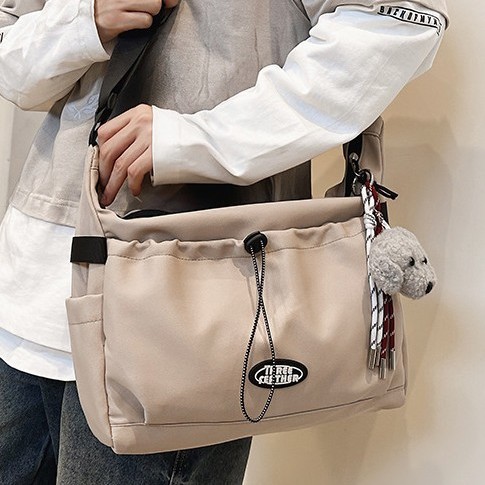 A new versatile Japanese student bag, a large-capacity single-shoulder bag, a unisex casual and versatile crossbody bag Specification drawing