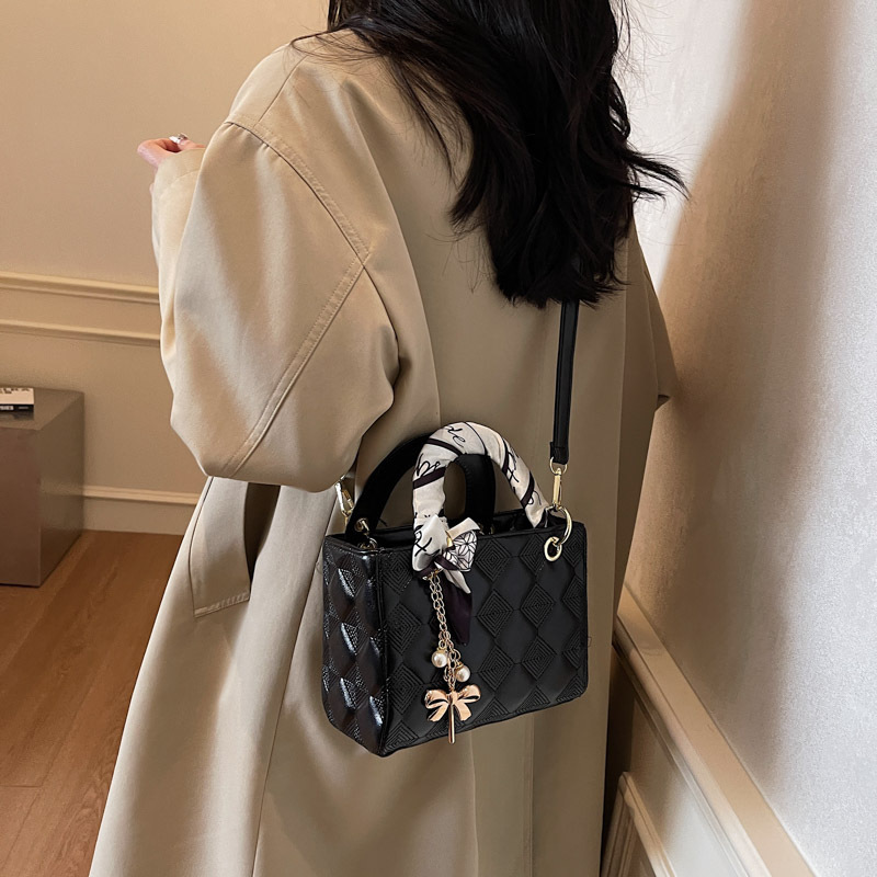 A high-end and stylish embossed diamond-shaped small bag for women, a new 2025 handbag, a fashionable, individual and versatile crossbody bag Application Scenario