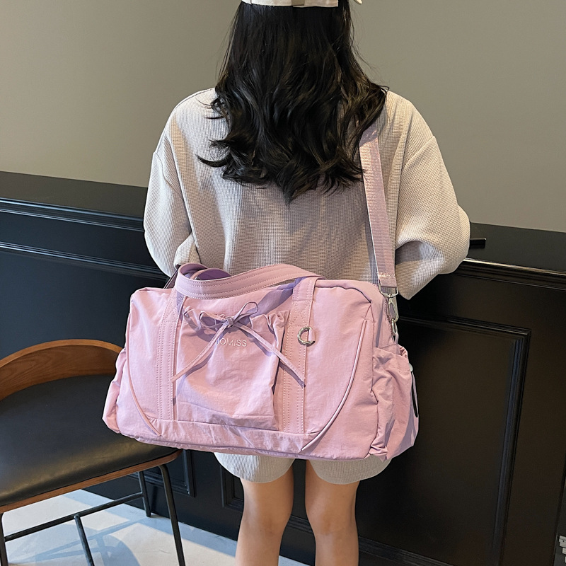 Fashionable, lightweight and large-capacity fitness sports bag, single-shoulder crossbody short-distance travel bag, durable hand-held luggage bag for business trips Application Scenario