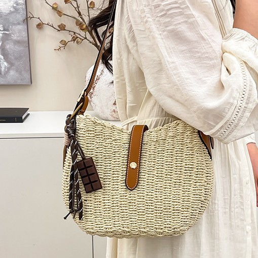 A versatile casual straw woven bag for women in summer, a new single-shoulder hand-carry fashionable straw woven bag, a fashionable crossbody rattan woven bag Application Scenario