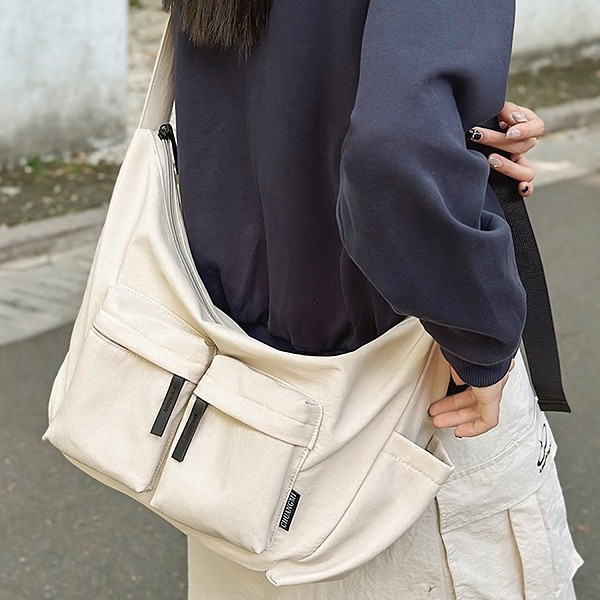Dumpling Bag for both men and women, simple and sporty style, waterproof nylon fabric, large-capacity casual single-shoulder tote bag Application Scenario