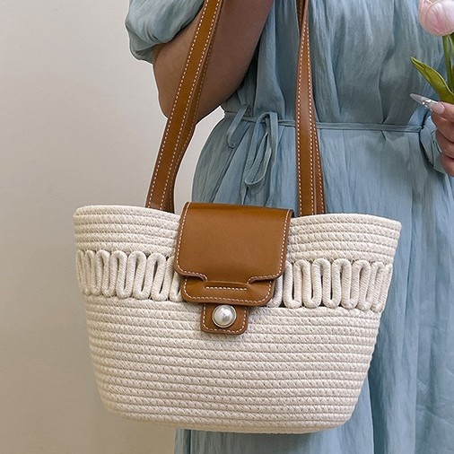 This year, French straw woven bags, casual woven bags, beach bags, and niche retro country-style handbags are all in fashion full figure