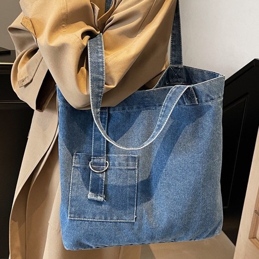 The new autumn and winter fashion tote bag, a large-capacity denim bag, is a versatile and casual single-shoulder bag for students' classes full figure