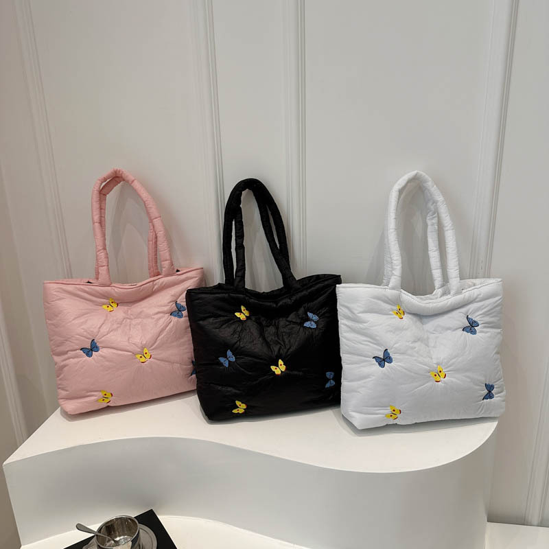 Embroidered butterfly casual commuting large capacity 2024 new autumn stylish and chic single-shoulder underarm tote bag Application Scenario