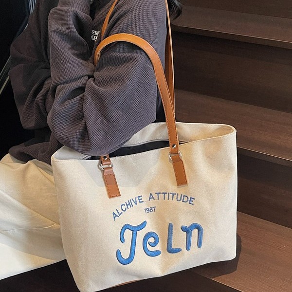 The 2025 new large-capacity embroidered single-shoulder tote bag for class commuting is versatile, casual, fashionable and of high appearance level Application Scenario