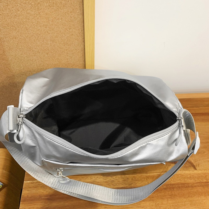 High-end silver single-shoulder bag 2024 new style, simple and cool, college students' niche casual couple commuting crossbody bag Application Scenario